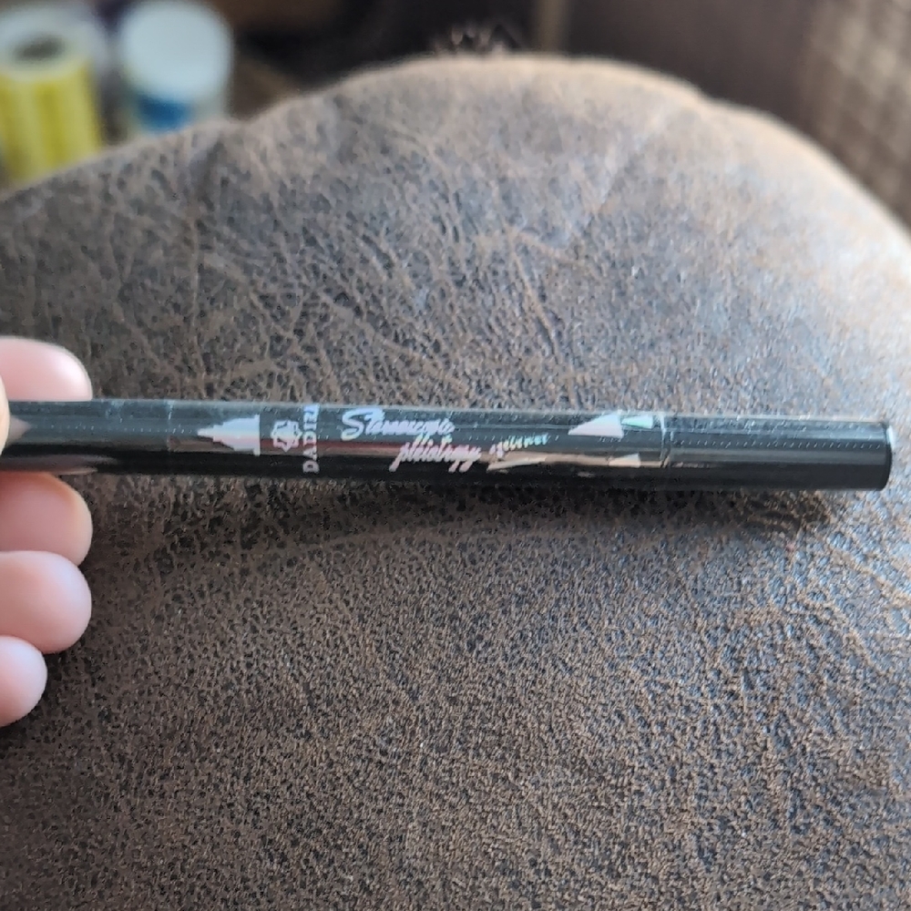 Liquid Liner with Triangle Stamp Seal
